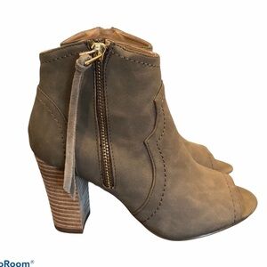 XOXO Brown Faux Leather Peep Toe zipper tassel booties size 6.5